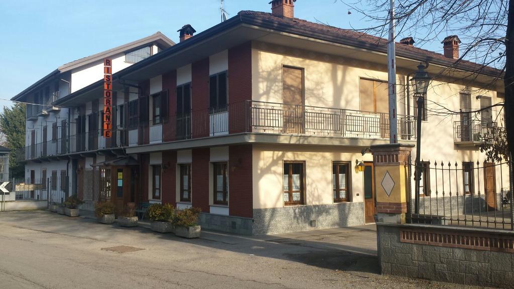 Ristorante Buasca Hotel Cuorgne Bagian luar foto