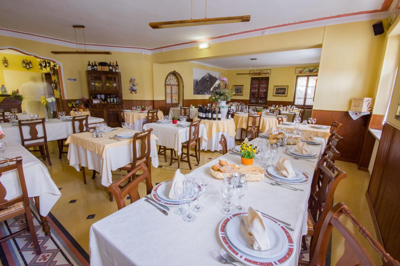 Ristorante Buasca Hotel Cuorgne Bagian luar foto