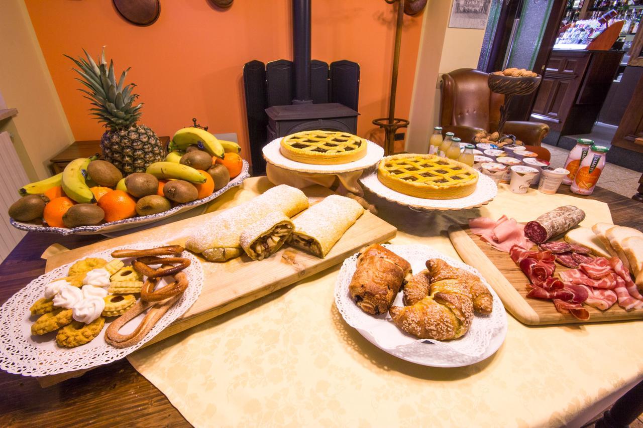 Ristorante Buasca Hotel Cuorgne Bagian luar foto