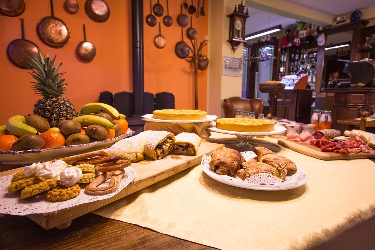 Ristorante Buasca Hotel Cuorgne Bagian luar foto