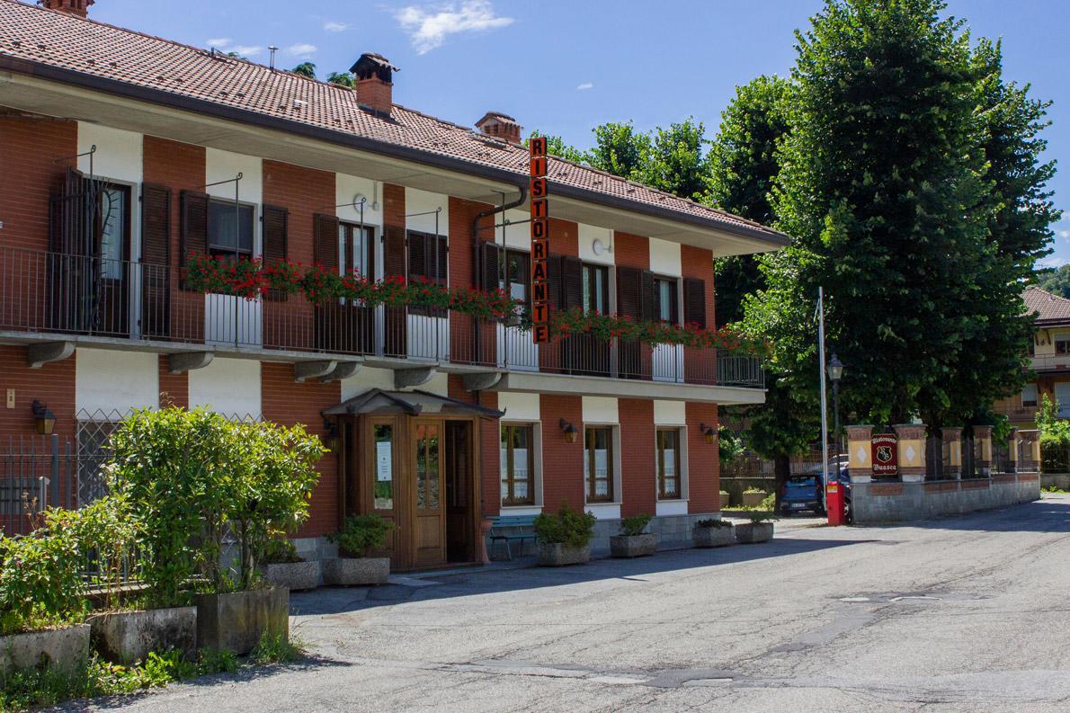 Ristorante Buasca Hotel Cuorgne Bagian luar foto