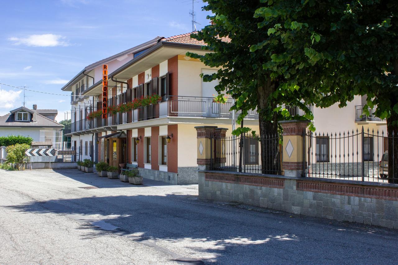 Ristorante Buasca Hotel Cuorgne Bagian luar foto
